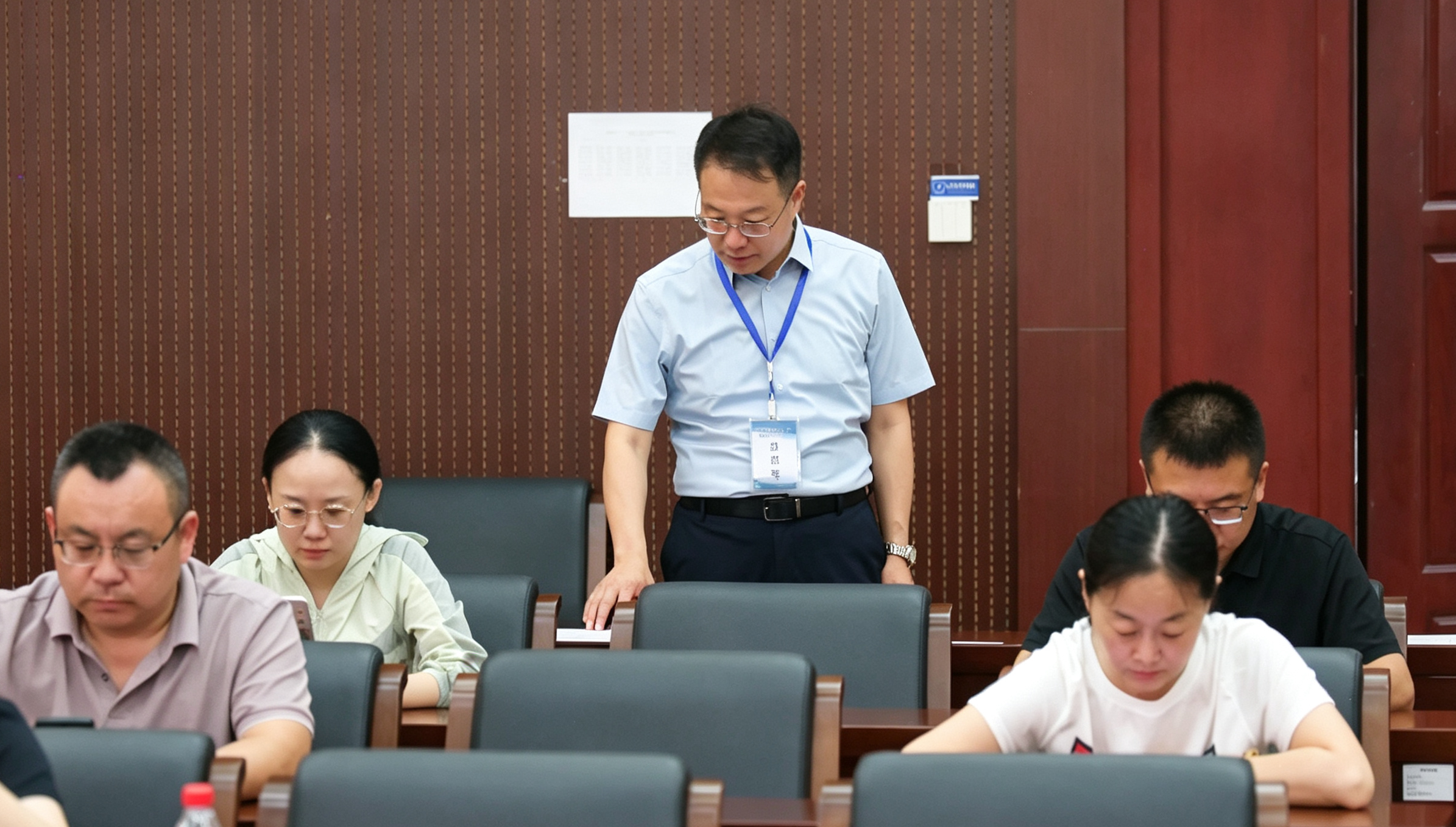 去除图片右侧站立男人 (9).png